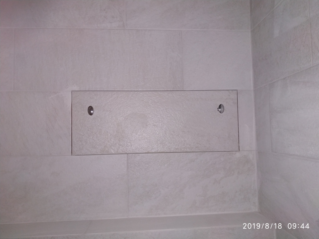 Укладка керамической плитки, мозайки, керамогранита на пол, стены в санитарных комнатах - фотография
