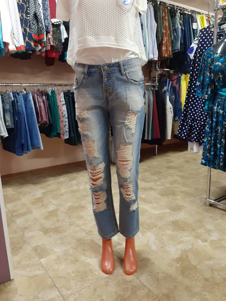 Женская одежда джинсы, футболки, блузки  - фотография