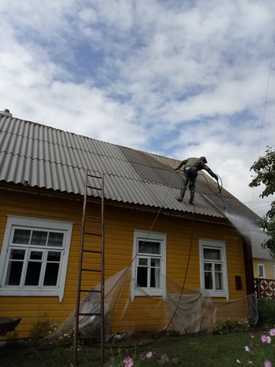 Покраска всех типов деревянных домов в Новогрудке. Мойка крыш  - фотография