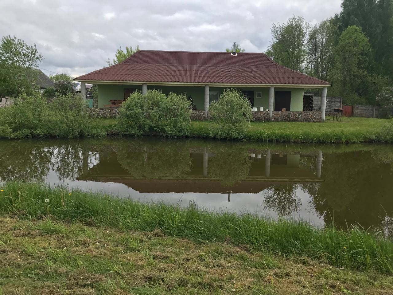 Дом с озером на участке 45 км. от Минска - фотография