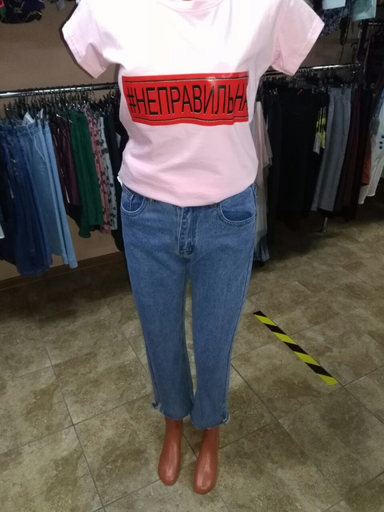 Женская одежда джинсы, футболки, блузки  - фотография