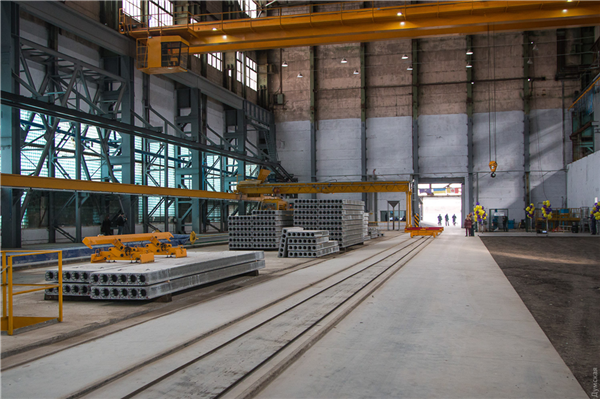Рабочие на железо-бетонный завод - фотография