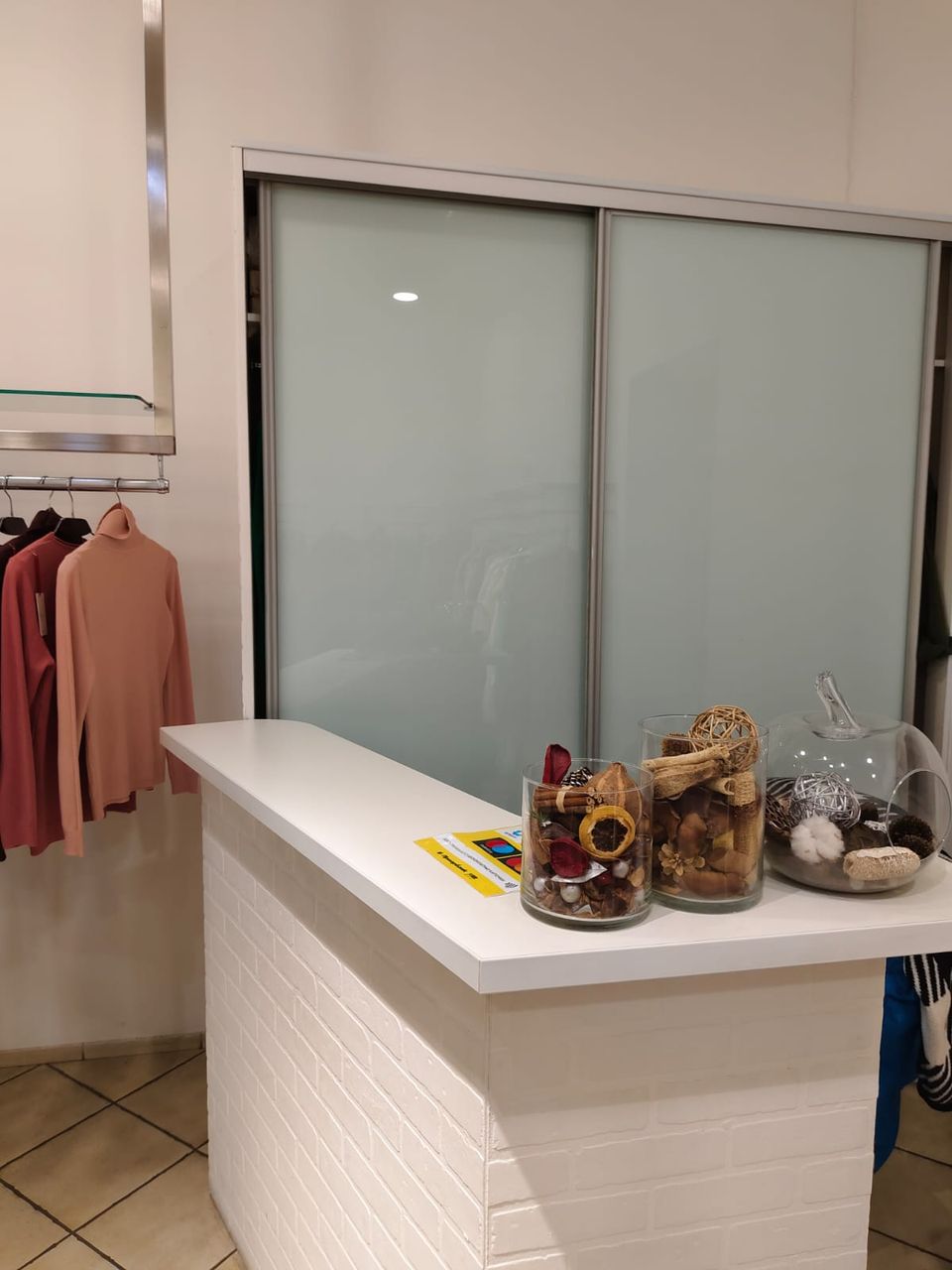Действующий магазин итальянской одежды с оборудованием - фотография