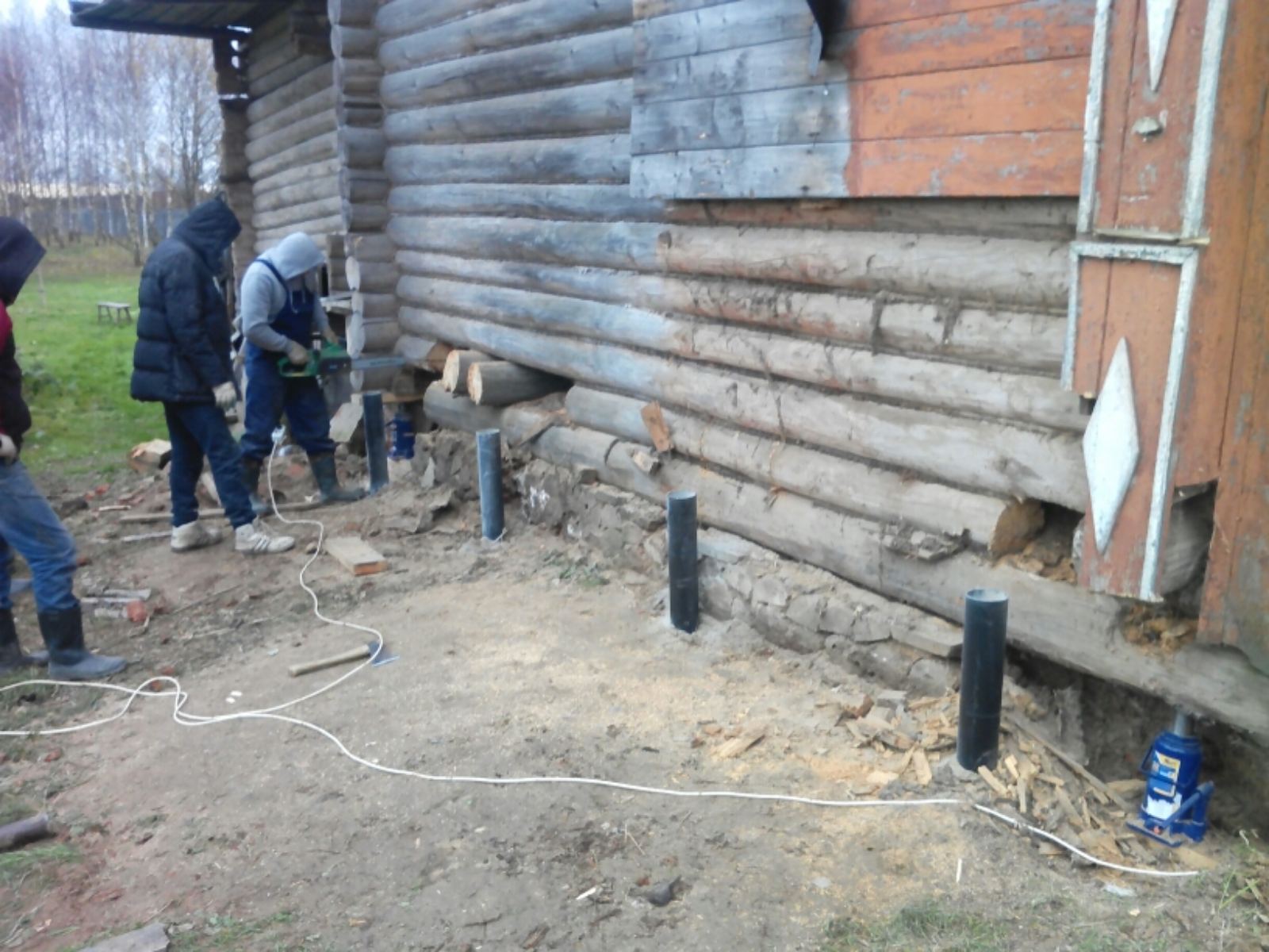 Замена фундамента под деревянные и каркасные дома, ремонт старых домов - фотография