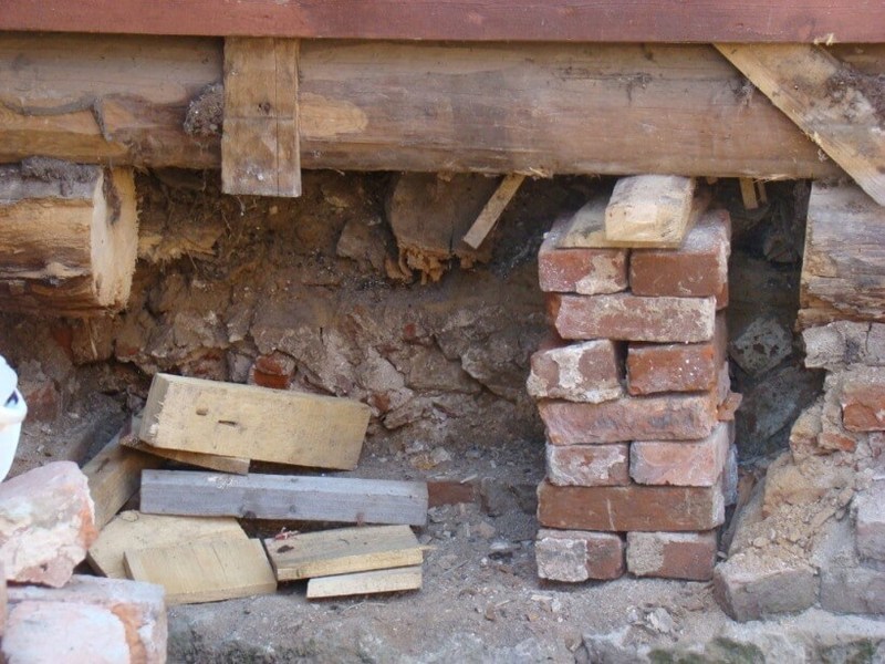 Замена венцов деревянных домов - фотография