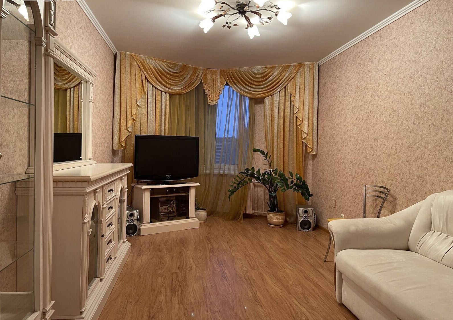 Сдам 3-х комнатную квартиру с мебелью и техникой на длительный срок в спальном районе. - фотография