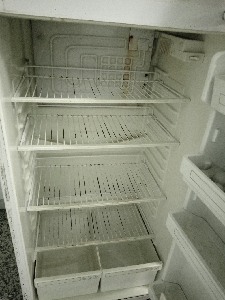 Рабочий холодильник - фотография