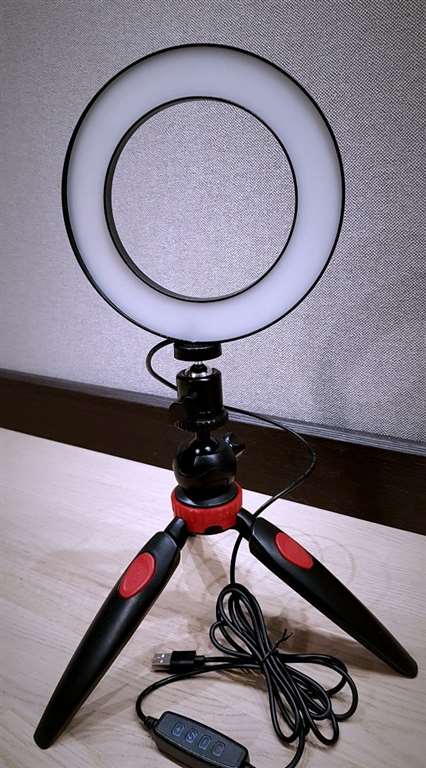 Кольцевая LED лампа 16 см   НАСТОЛЬНЫЙ ТРИПОД - фотография
