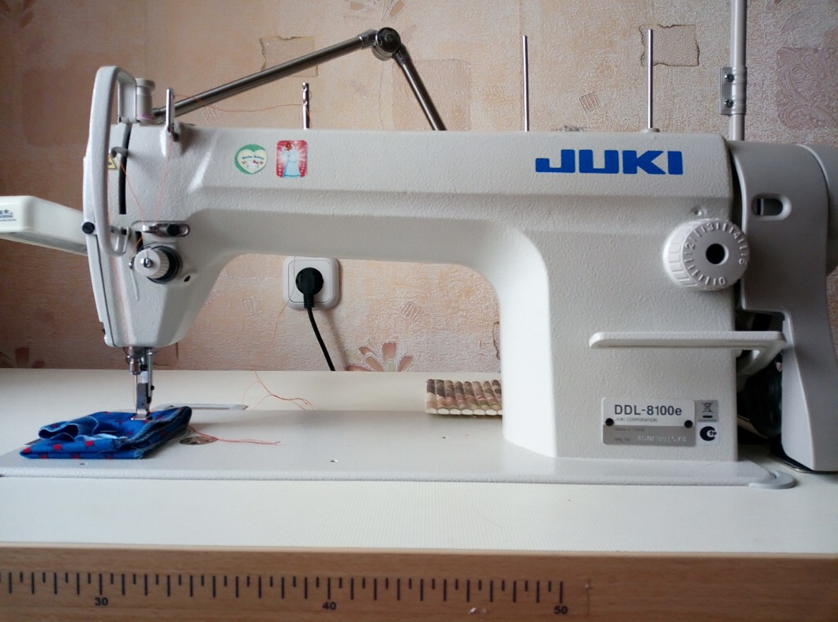 Швейная машина промышленная  - фотография