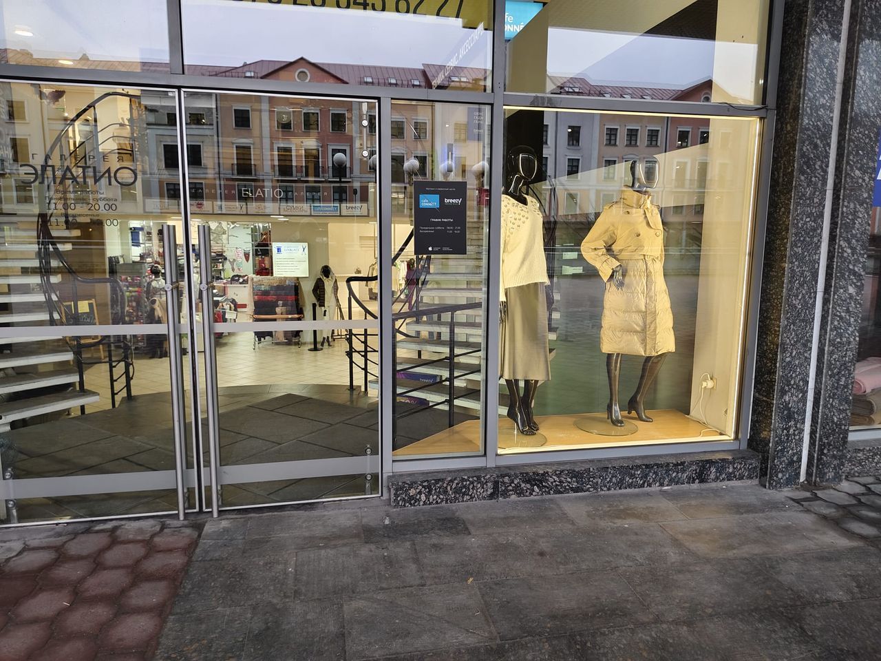 Действующий магазин итальянской одежды с оборудованием - фотография