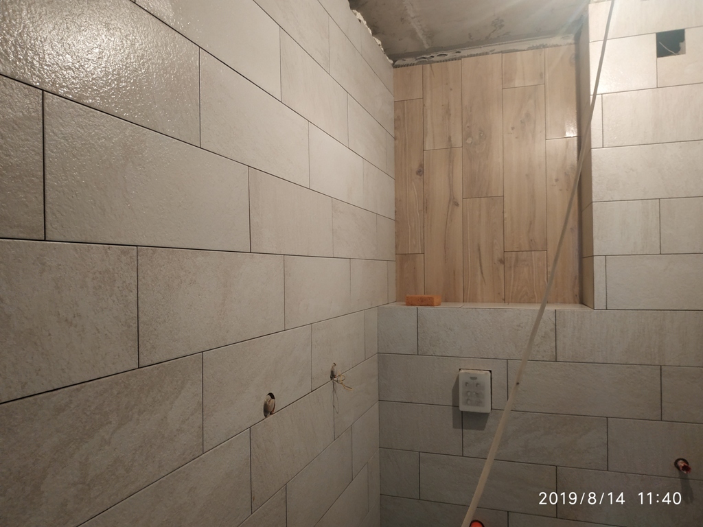 Укладка керамической плитки, мозайки, керамогранита на пол, стены в санитарных комнатах - фотография