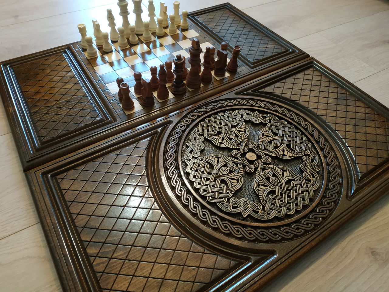 Шахматы и нарды 2в1 авторская ручная  работа из  дерева - фотография