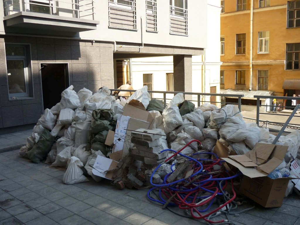 Вывоз строительного и бытового мусора - фотография