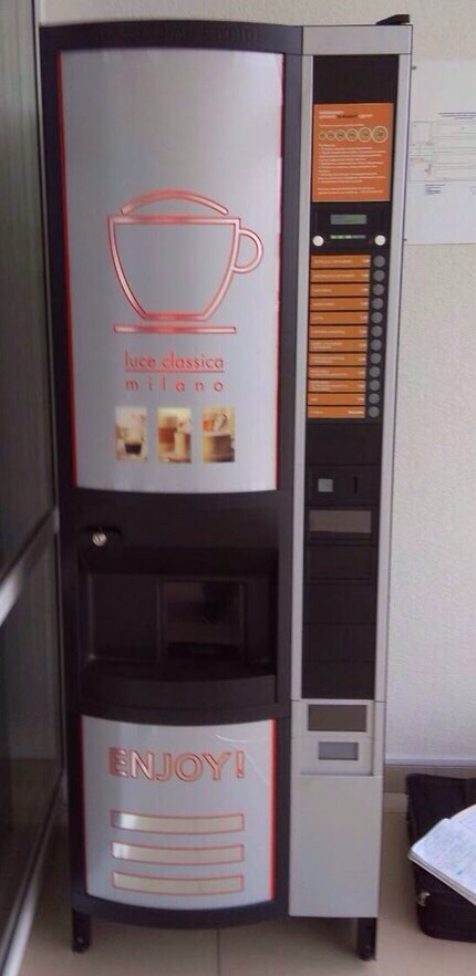Торговый автомат кофе машина вендинг - фотография